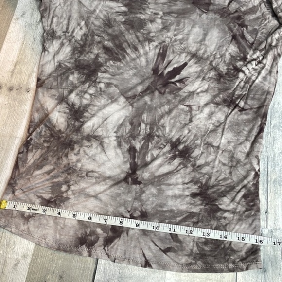 LOCK & Love short sleeve v-neck tee shirt.  Tapered fit. Super soft. Size medium - Picture 8 of 11